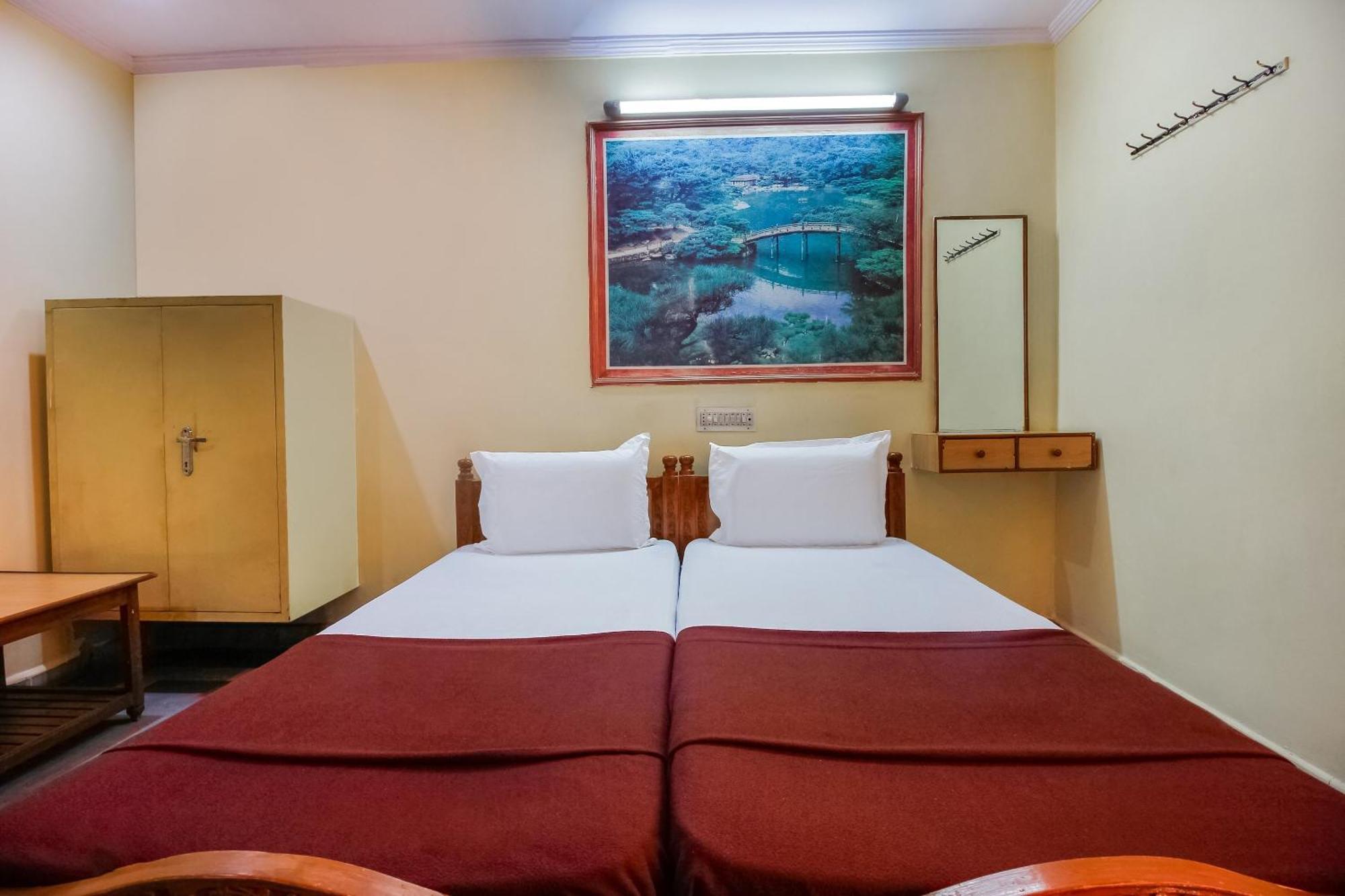 Spot On Classic Lodge Hyderabad Eksteriør billede